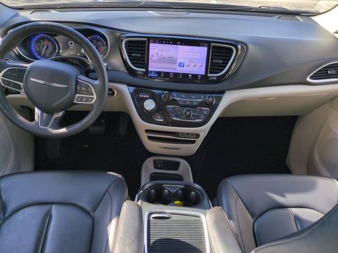 Used 2023 Chrysler Pacifica Touring-L image 14