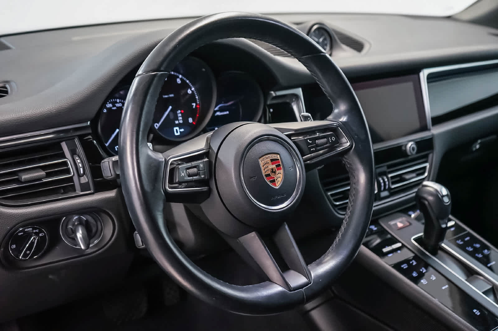 Certified 2024 Porsche Macan AWD/4WD image 4