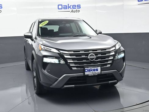 Used 2025 Nissan Rogue SL FWD image 3