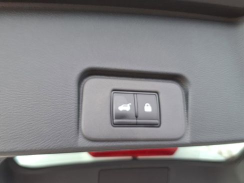 Used 2025 Nissan Rogue SV image 1