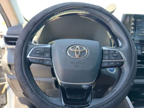 Used 2021 Toyota Highlander LE FWD image 18