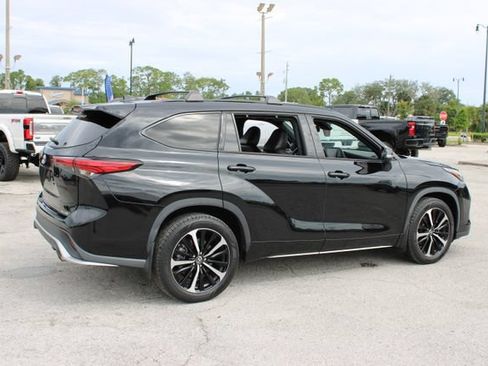 Used 2022 Toyota Highlander XSE AWD/4WD image 11