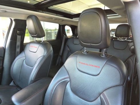 Used 2019 Jeep Cherokee Trailhawk AWD/4WD image 23