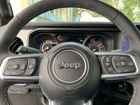 Used 2025 Jeep Wrangler Sahara image 27