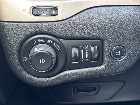 Used 2017 Jeep Cherokee Latitude w/ Comfort/Convenience Group image 22