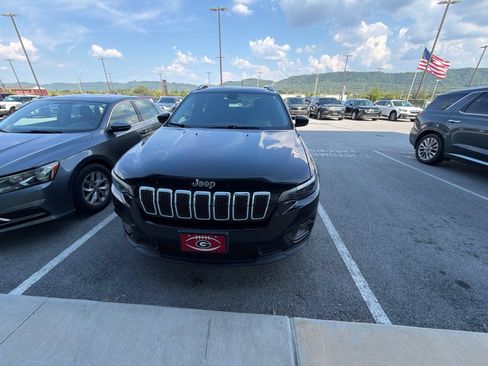 Used 2019 Jeep Cherokee Latitude Plus FWD image 2