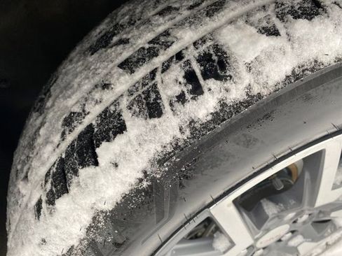 Certified 2023 GMC Acadia SLT image 25