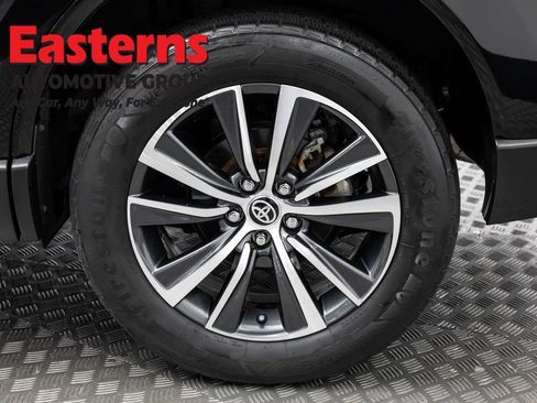 Used 2022 Toyota Venza LE image 32