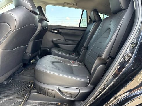 Used 2022 Toyota Highlander XLE FWD image 9
