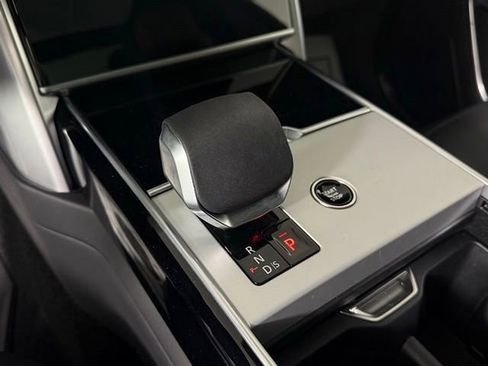 New 2025 Land Rover Range Rover Long Wheelbase SE image 35