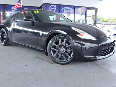 Used 2017 Nissan 370Z Coupe RWD image 3