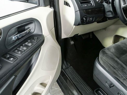 Used 2016 Dodge Grand Caravan SXT w/ UConnect Hands-Free Group FWD image 7