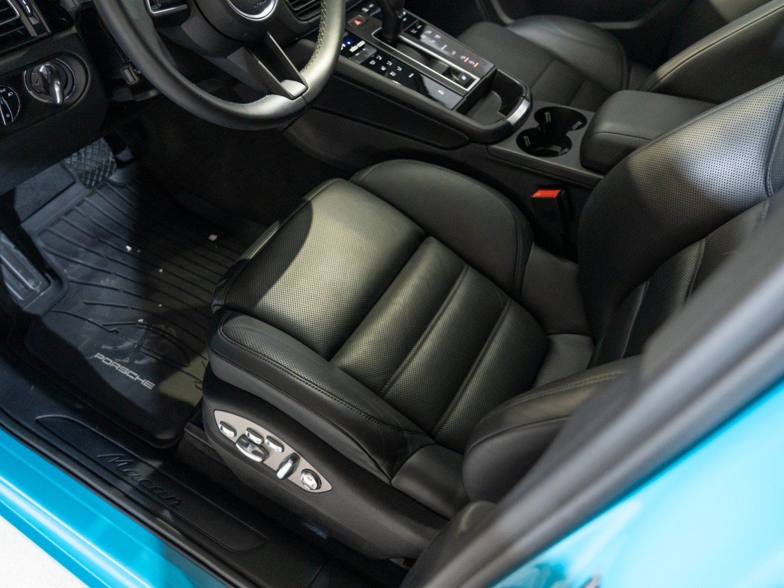 Certified 2023 Porsche Macan AWD/4WD image 15
