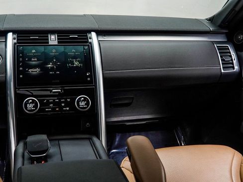 Used 2024 Land Rover Discovery Dynamic SE image 17