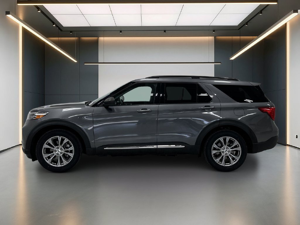 Used 2021 Ford Explorer XLT AWD/4WD image 2