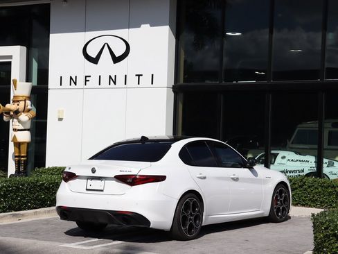 Used 2022 Alfa Romeo Giulia Veloce image 4