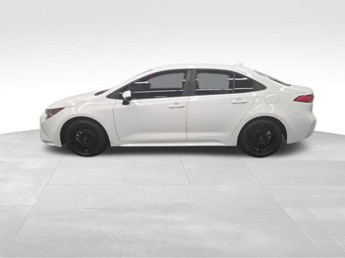 Used 2021 Toyota Corolla LE image 2