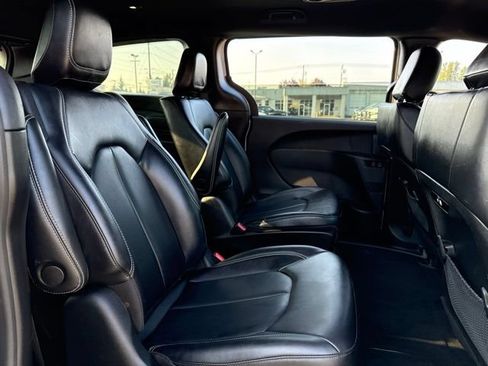 Used 2024 Chrysler Pacifica Limited FWD image 12