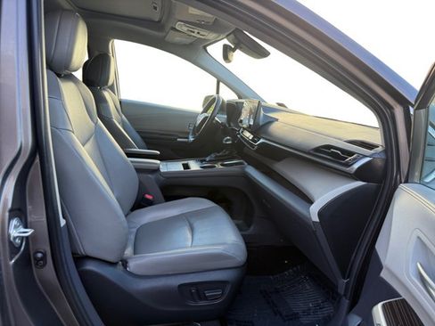 Used 2022 Toyota Sienna XLE FWD image 12