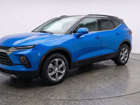 Used 2025 Chevrolet Blazer LT image 3