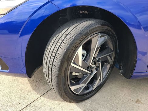 Used 2025 Hyundai Elantra Limited image 32