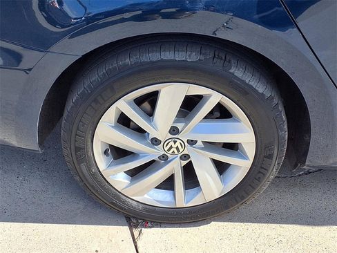 Used 2018 Volkswagen Passat 2.0T SE image 9