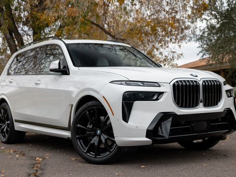 Used 2023 BMW X7 xDrive40i w/ M Sport Package image 3