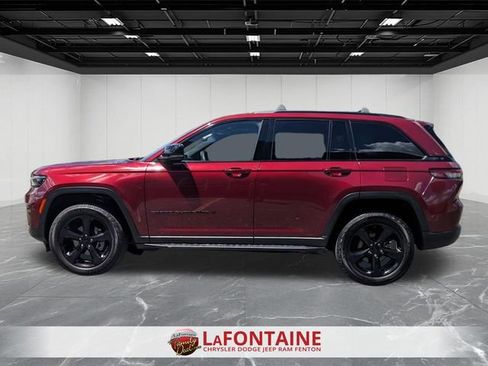 Used 2023 Jeep Grand Cherokee Altitude AWD/4WD image 2