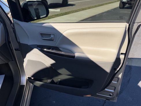 Used 2017 Toyota Sienna XLE Premium image 21