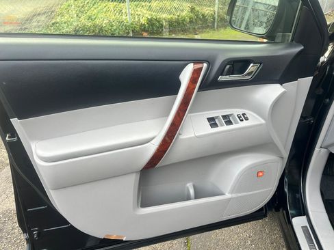 Used 2012 Toyota Highlander Limited image 9