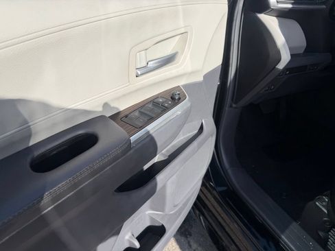 Used 2024 Toyota Sienna XLE FWD image 21