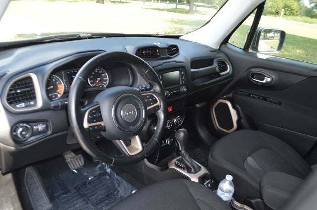 Used 2017 Jeep Renegade Latitude FWD image 12
