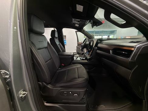 Used 2025 GMC Yukon XL Denali AWD/4WD image 13