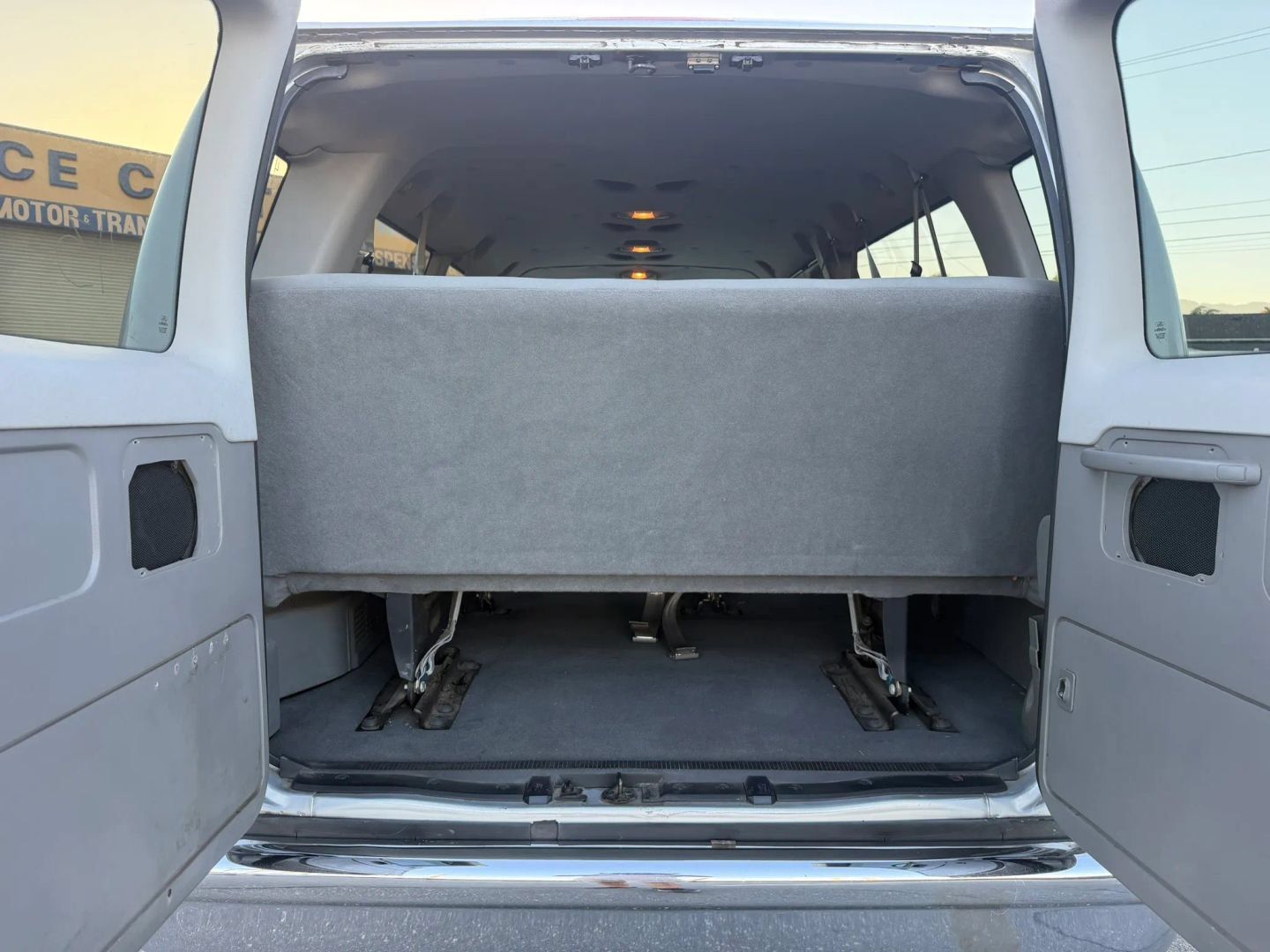 Used 2006 Ford E-350 and Econoline 350 XLT RWD image 12