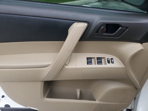 Used 2010 Toyota Highlander Base image 18