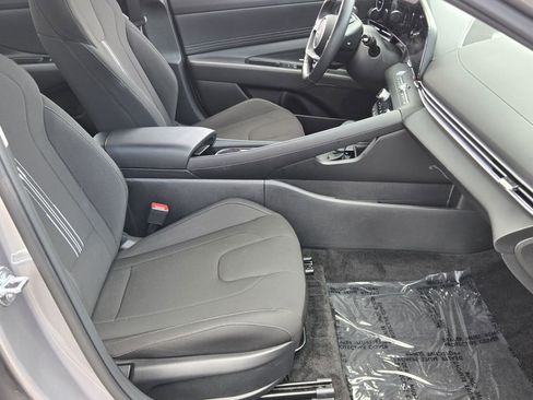 Certified 2025 Hyundai Elantra SEL image 17