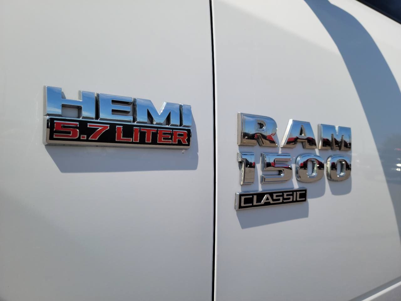 Used 2019 RAM 1500 Classic SLT w/ SLT Plus D←cor Group AWD/4WD image 17