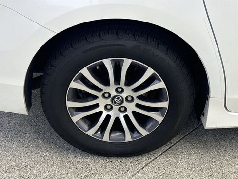 Used 2018 Toyota Sienna XLE w/ XLE Navigation Package image 41