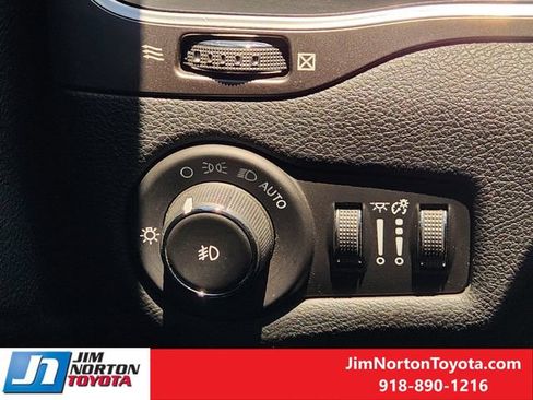 Used 2019 Jeep Cherokee Latitude Plus AWD/4WD image 22