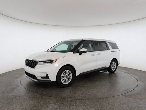 Used 2024 Kia Carnival LX image 2