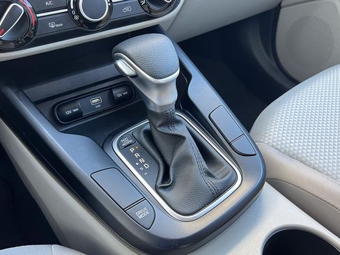 Used 2025 Kia Soul LX w/ LX Technology Package FWD image 23