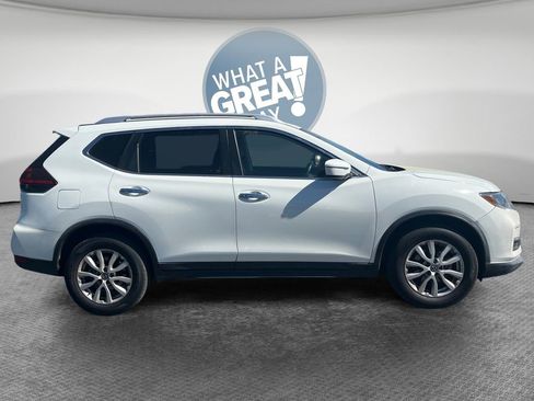 Used 2018 Nissan Rogue SV image 2