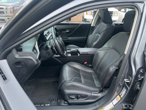 Used 2019 Lexus ES 300h w/ Accessory Package 2 image 13