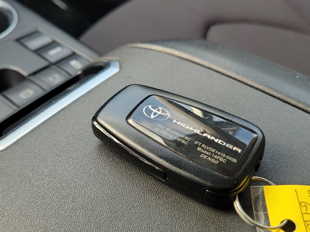 Used 2023 Toyota Highlander LE FWD image 36