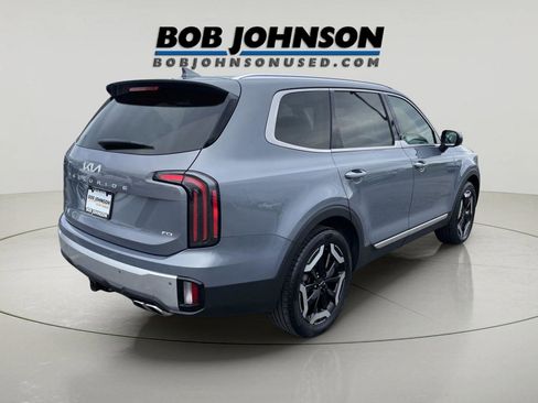 Used 2024 Kia Telluride EX w/ EX Captain's Chair Package AWD/4WD image 3