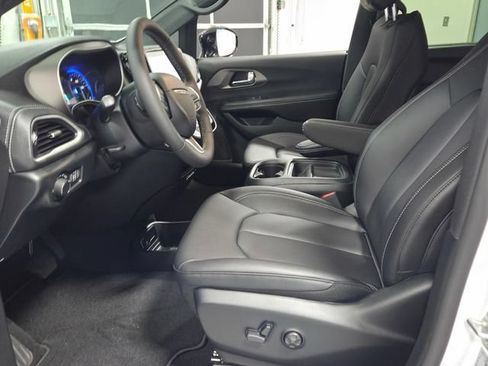 New 2027 Chrysler Pacifica Select w/ Family Tech Group FWD image 5