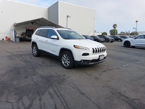 Used 2018 Jeep Cherokee Limited w/ Technology Group FWD image 3