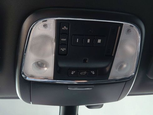 Used 2018 Jeep Grand Cherokee Altitude AWD/4WD image 11