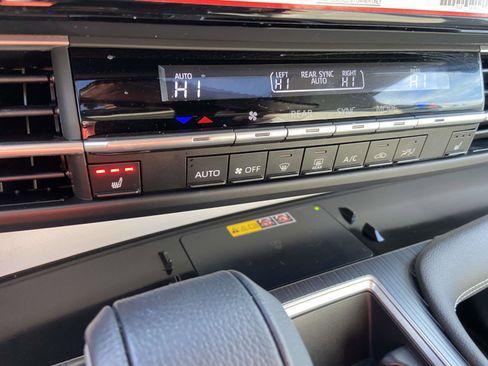 Used 2025 Toyota Sienna XLE image 18