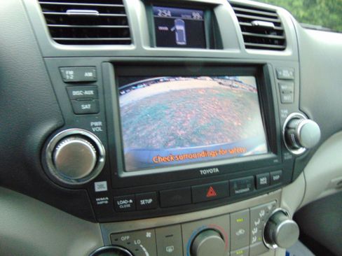 Used 2012 Toyota Highlander SE w/ Tow Pkg AWD/4WD image 10